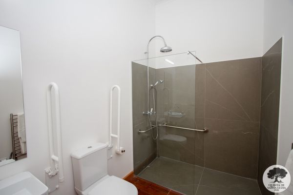 043_room_7_bathroom