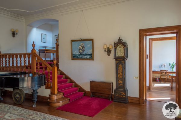 038_8-entrance_hall_an_staircase