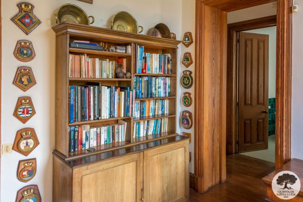 020-bookshelf_and_bathroom_entrance